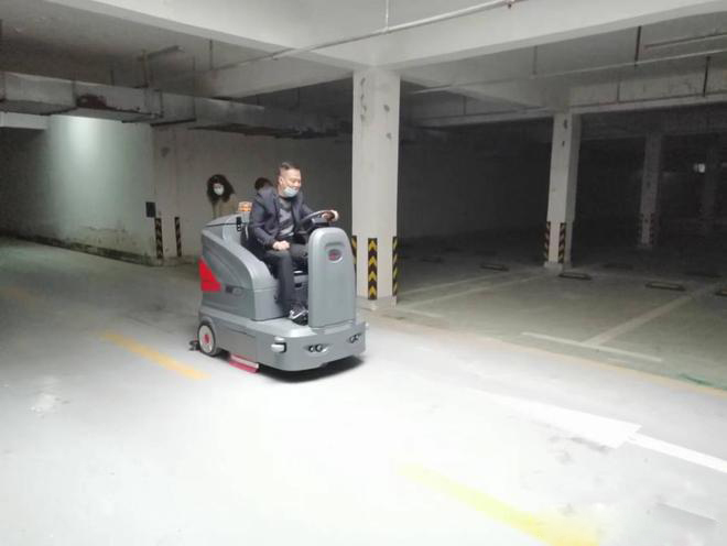 新乡小区物业保洁不用人力改用驾驶式洗地机了